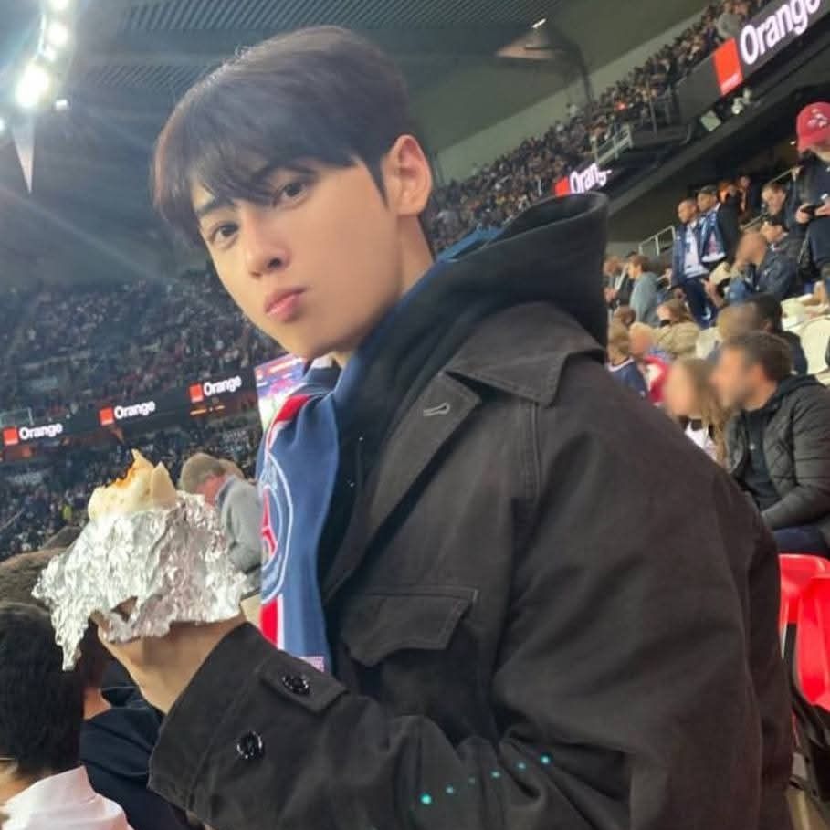 Behind-the-scenes cut of Cha Eunwoo