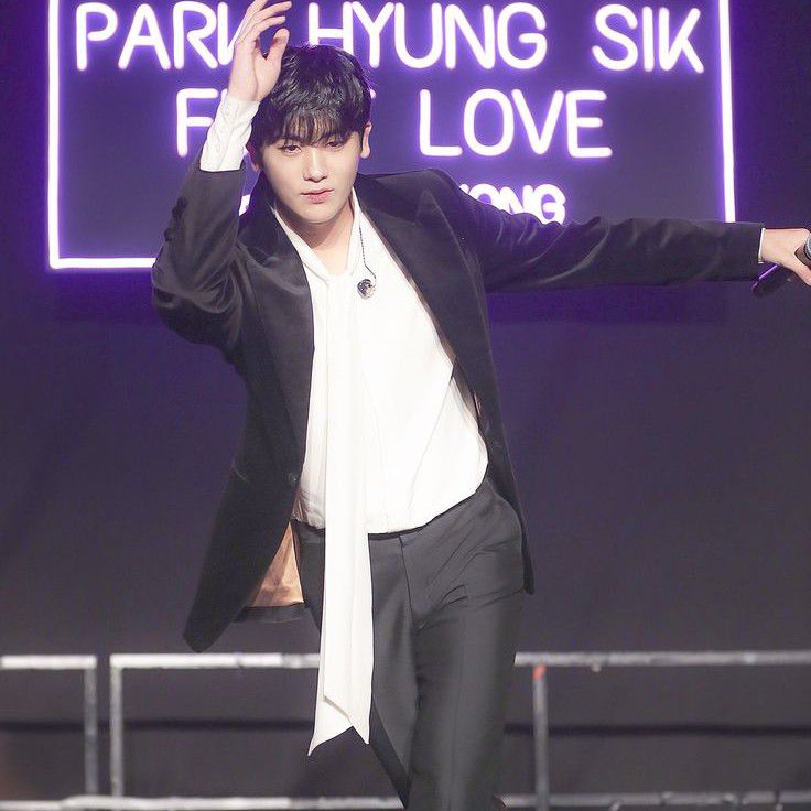 A moment captured by a fan of Park Hyungsik