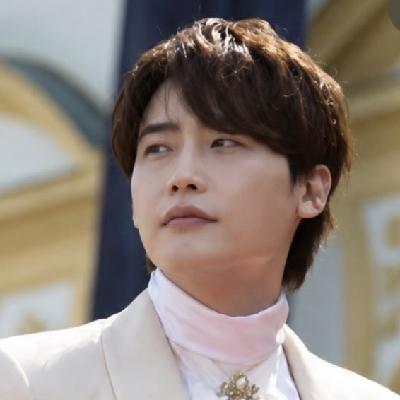 Recent activity shot of Lee Jongsuk