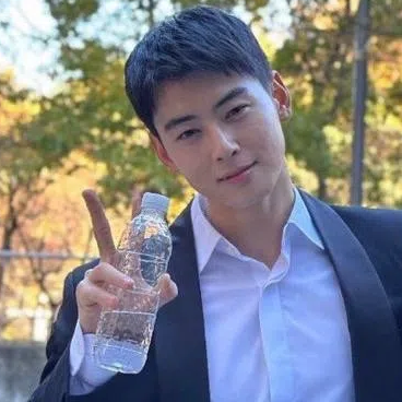 A moment captured by a fan of Cha Eunwoo