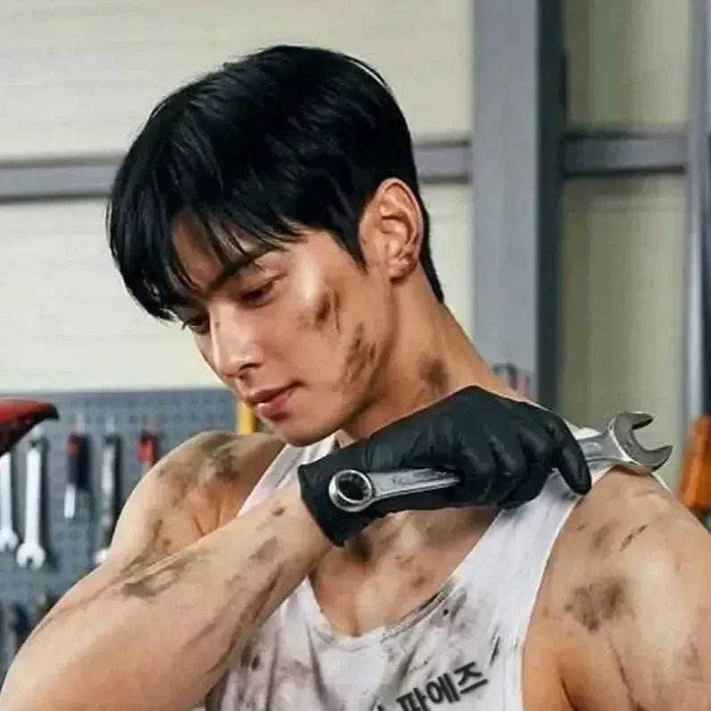Behind-the-scenes cut of Cha Eunwoo