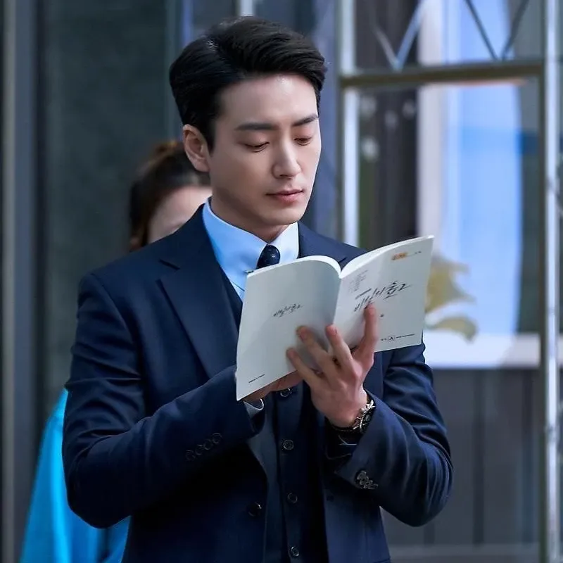 Behind-the-scenes cut of Lee Joonhyuk