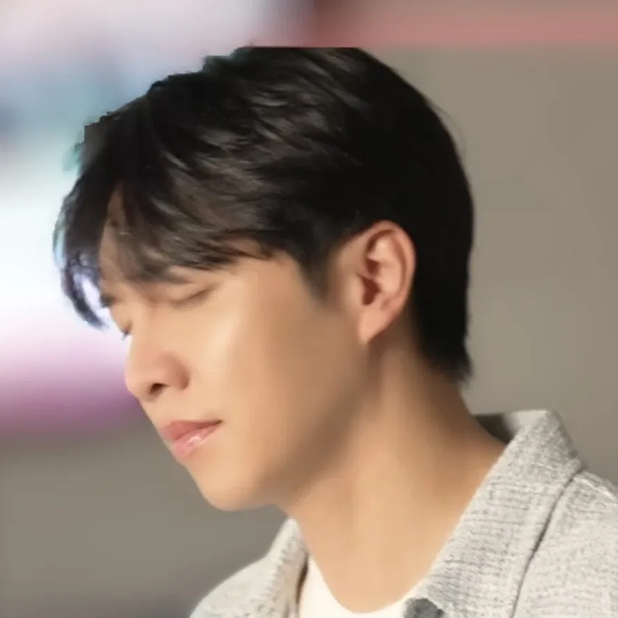 Behind-the-scenes cut of Lee Seunggi