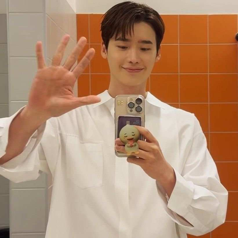 A moment captured by a fan of Lee Jongsuk