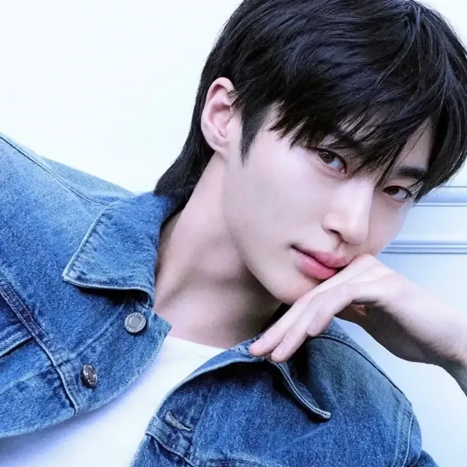 Latest photo of Byeon Wooseok