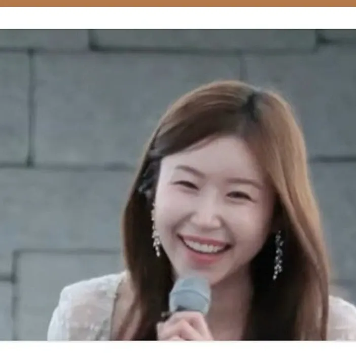 Behind-the-scenes cut of Lee Sona