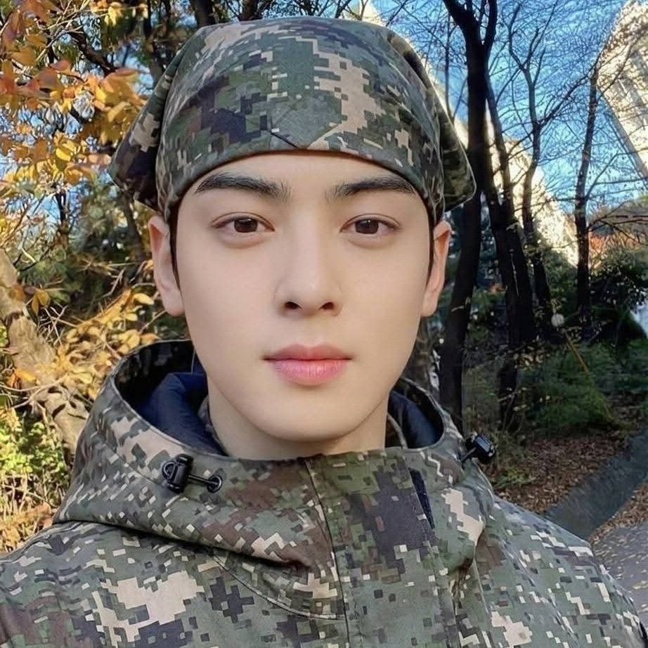 Behind-the-scenes cut of Cha Eunwoo