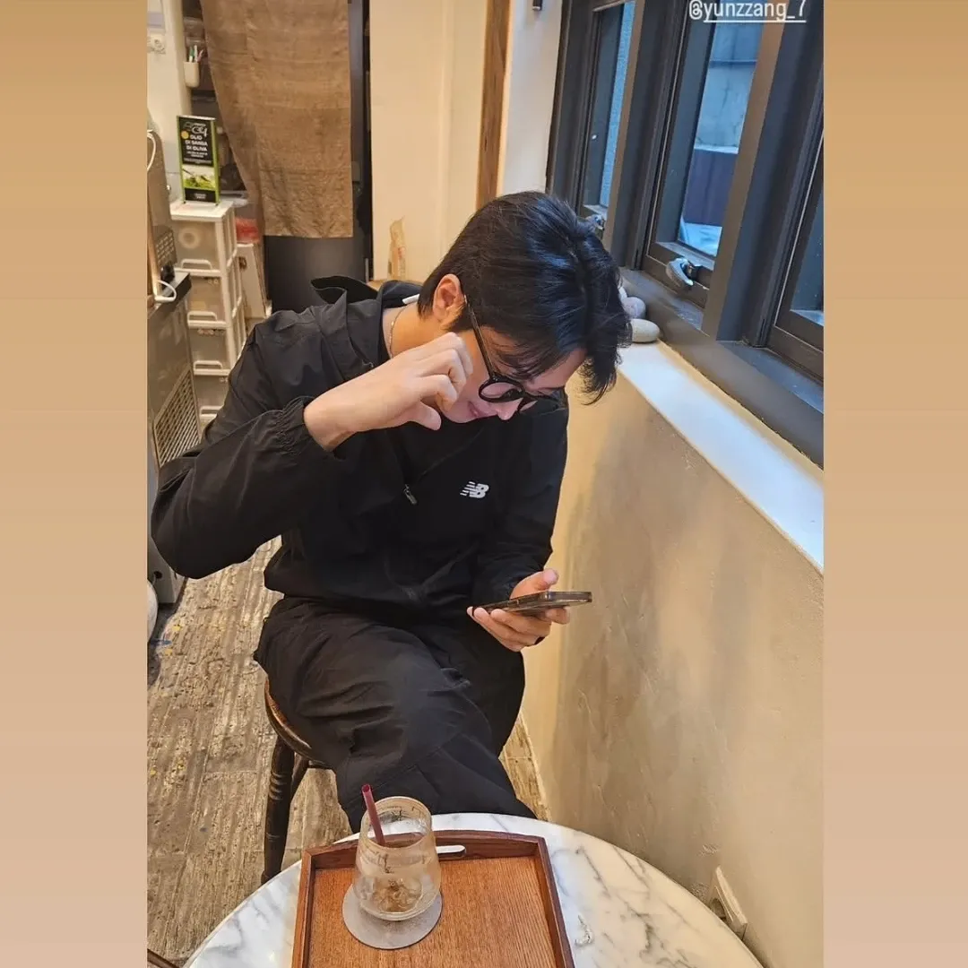 A moment captured by a fan of Hwang Yunsung