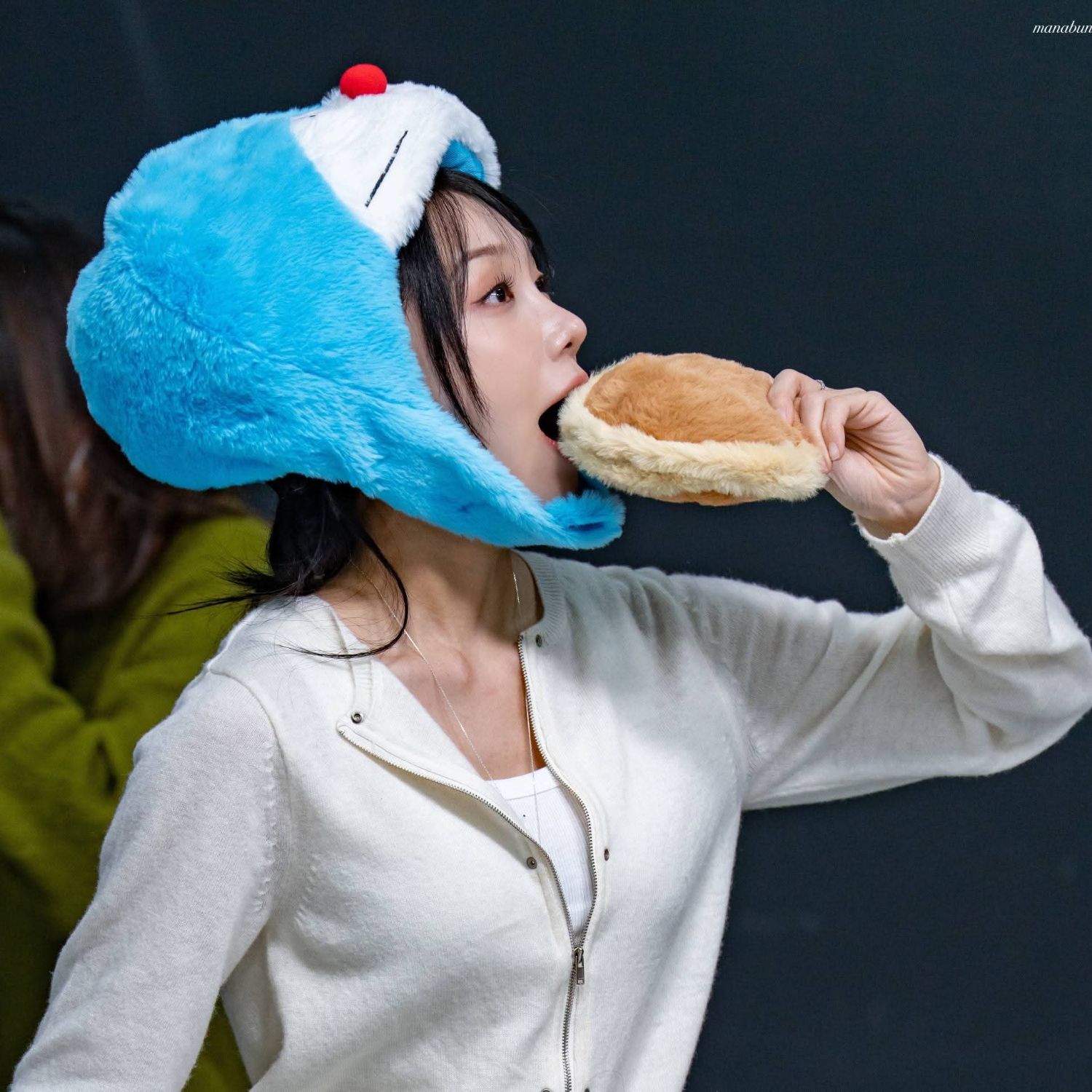 Behind-the-scenes cut of Jung Eunji