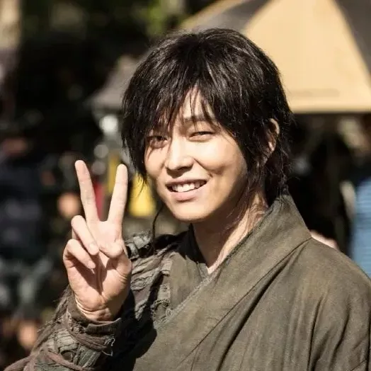 A moment captured by a fan of Yoon Kyunsang