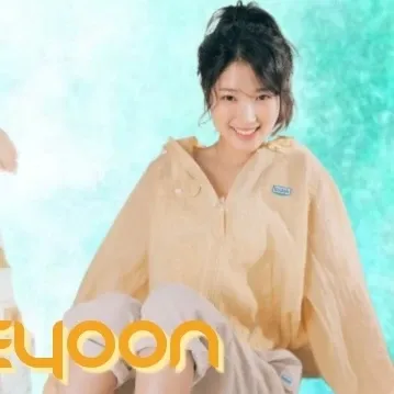 Behind-the-scenes cut of Kim Hyeyoon