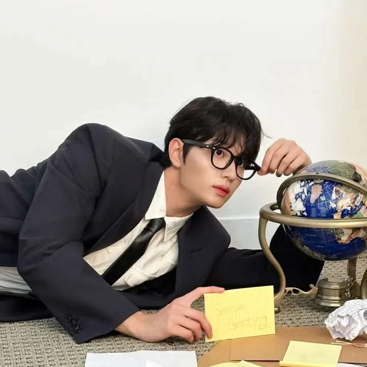 Behind-the-scenes cut of Kim Jaewon