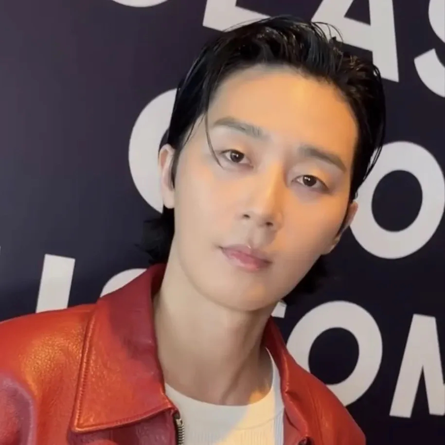 A moment captured by a fan of Park Seojoon
