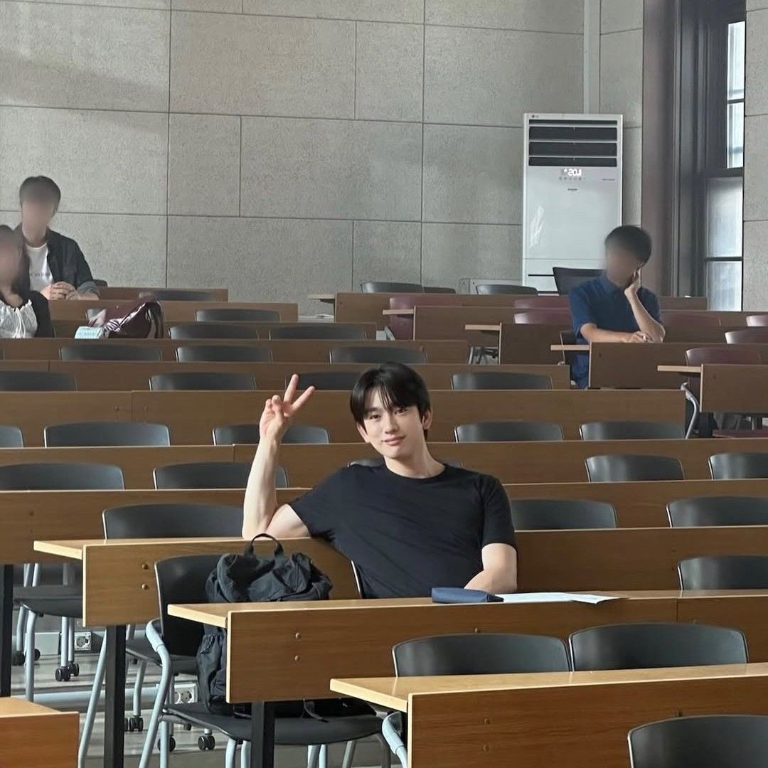 Behind-the-scenes cut of Park Jinyoung