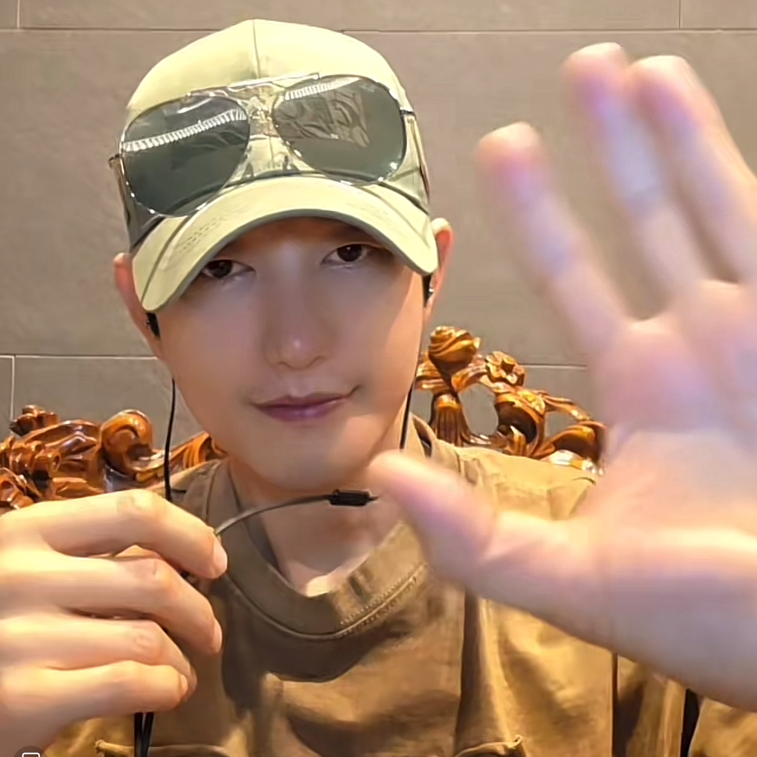 Behind-the-scenes cut of Park Sihoo