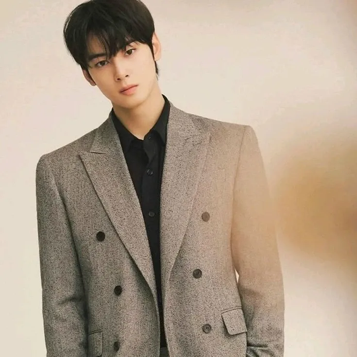 Recent activity shot of Cha Eunwoo