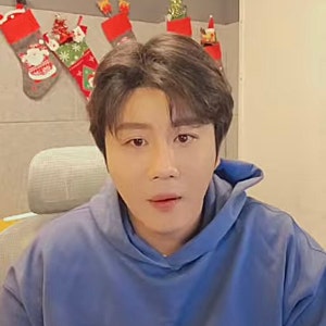 진해성의 비하인드 컷