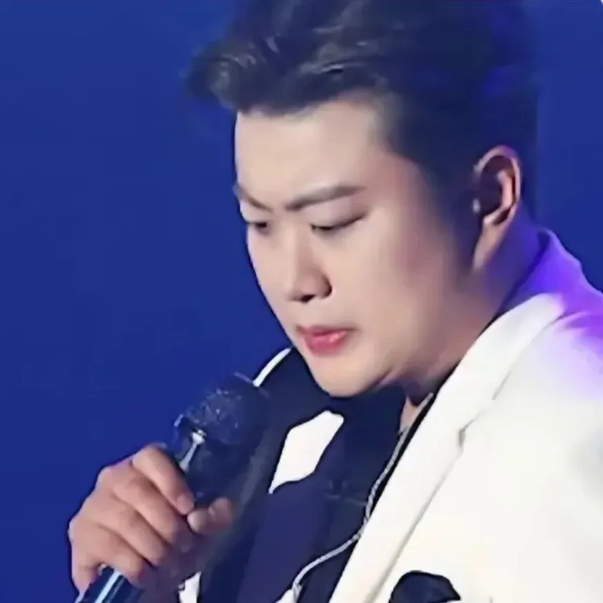 粉丝拍下的金浩中瞬间