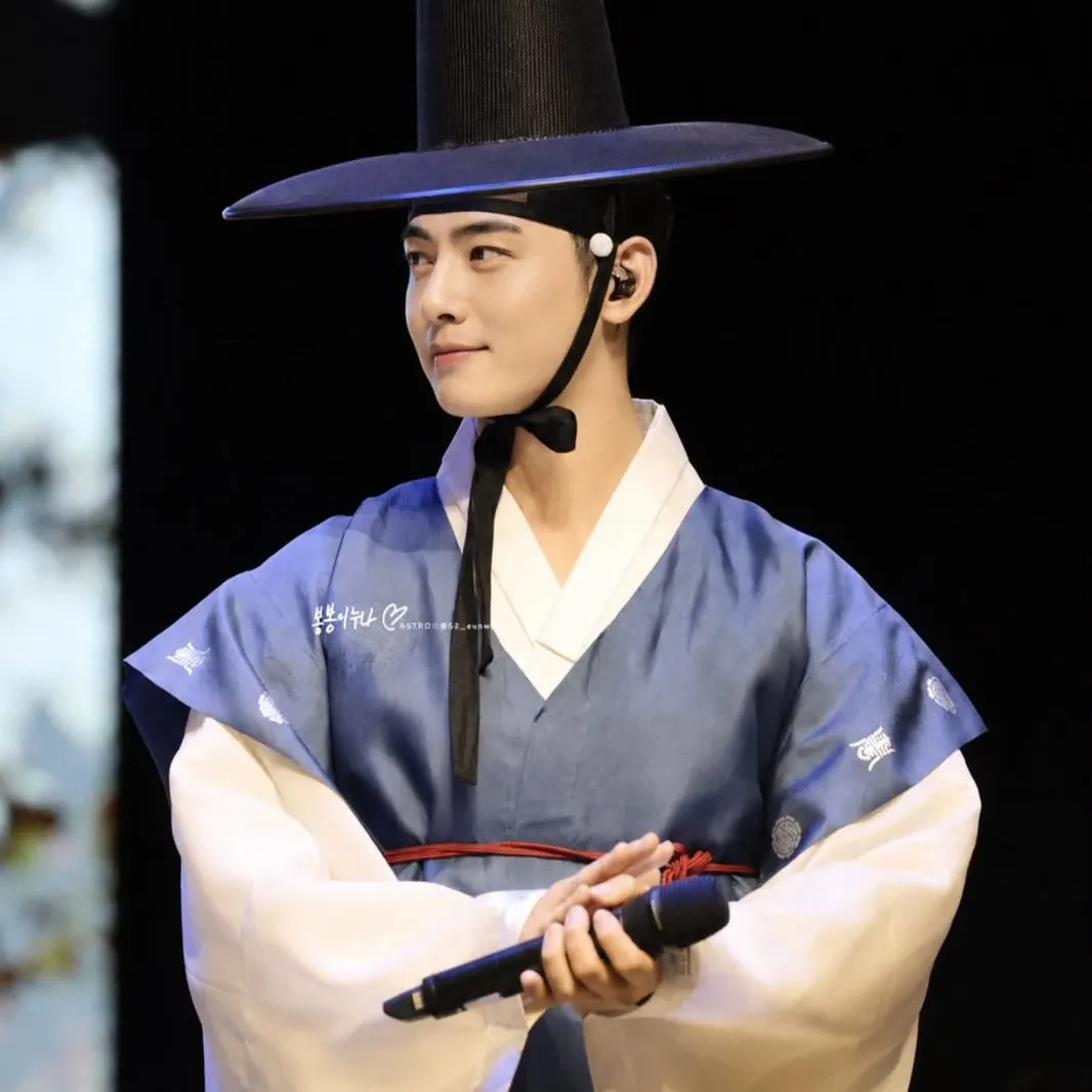Latest photo of Cha Eunwoo
