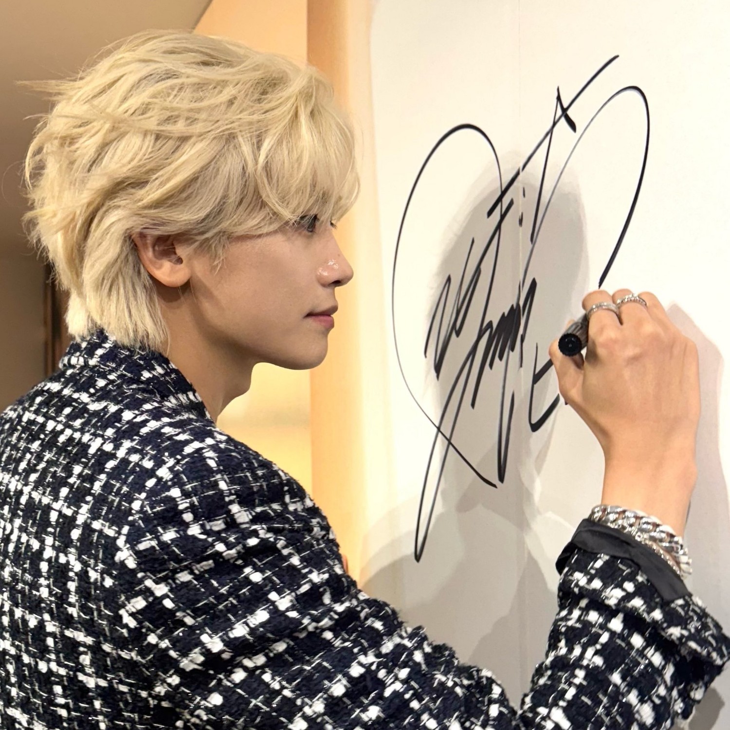 A moment captured by a fan of Park Hyungsik