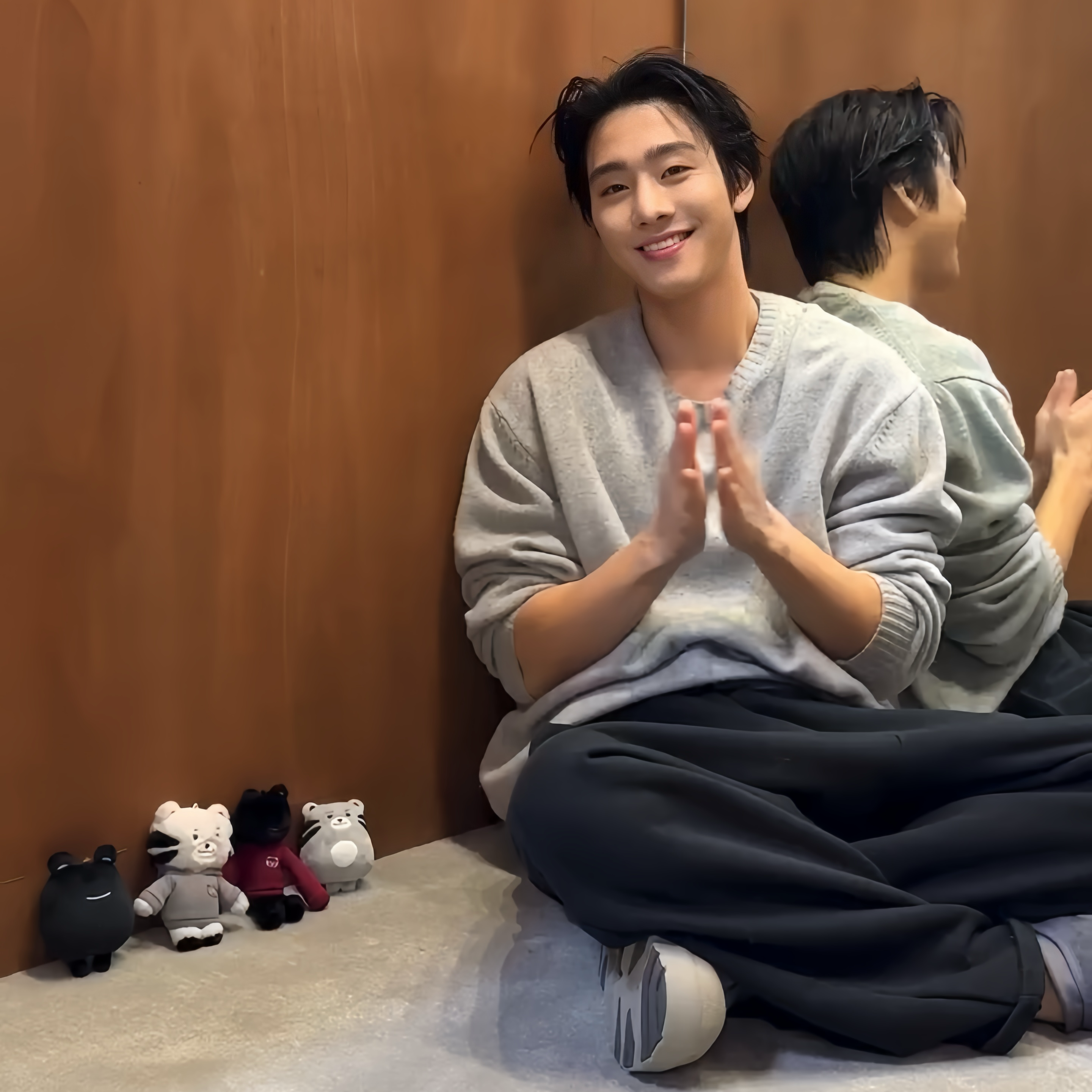 Behind-the-scenes cut of Ahn Hyoseop