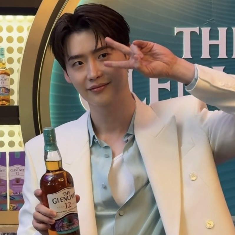 Behind-the-scenes cut of Lee Jongsuk