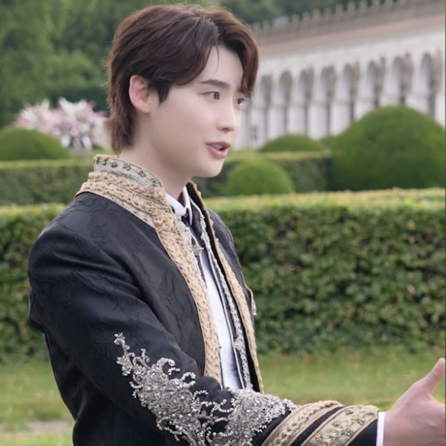 A moment captured by a fan of Lee Jongsuk