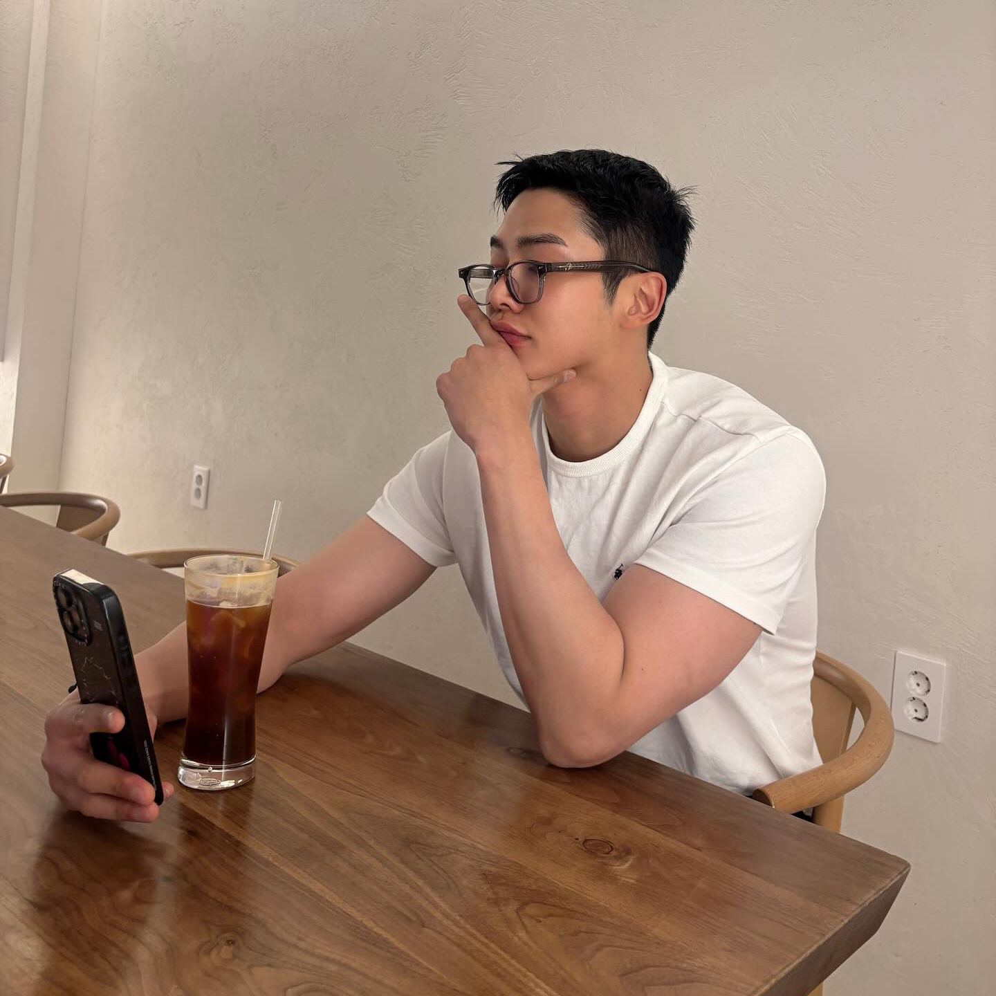 로운의 비하인드 컷