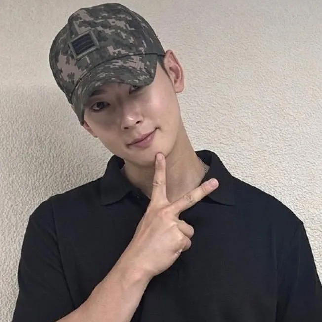 A moment captured by a fan of Cha Eunwoo