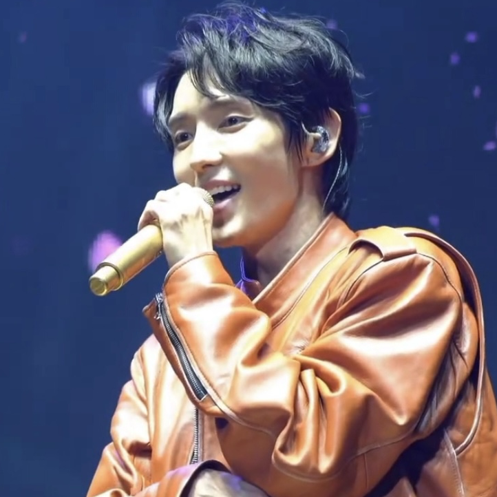 A moment captured by a fan of Lee Joongi