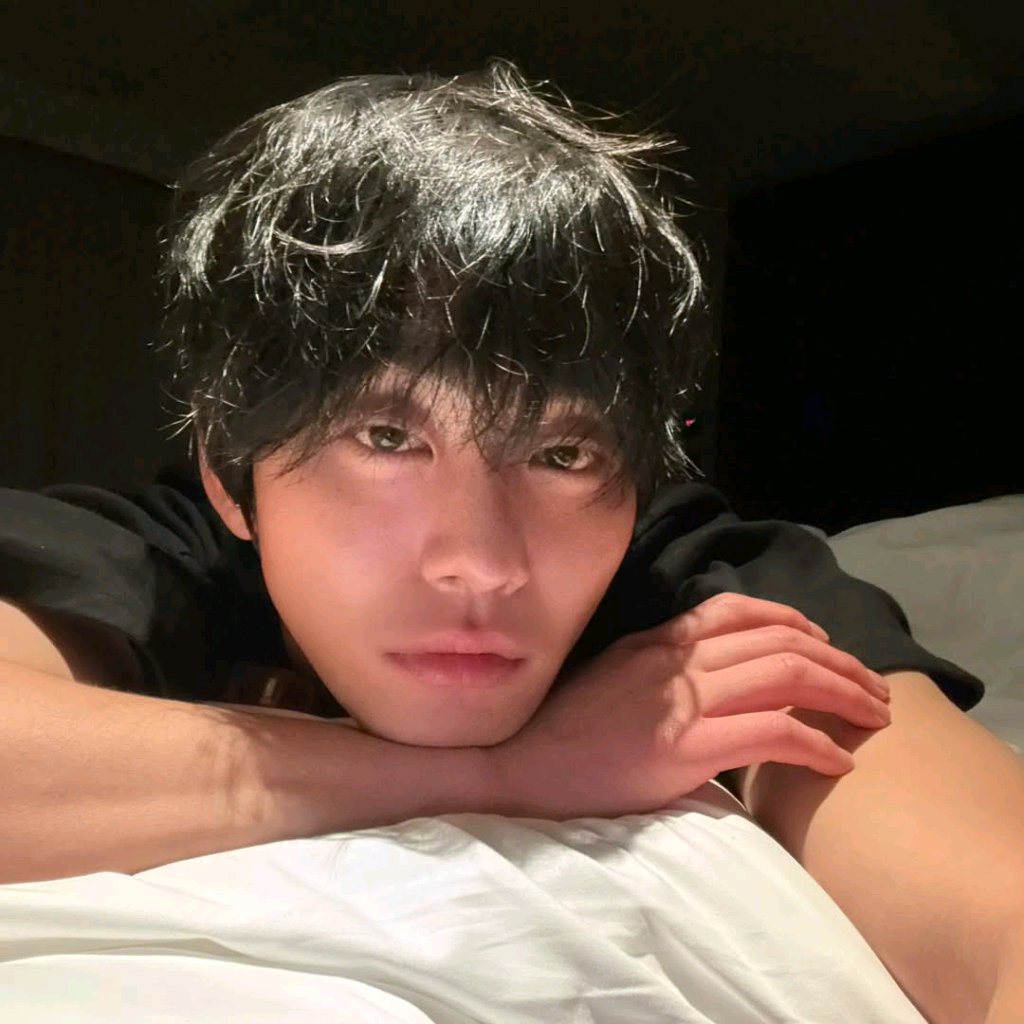 アン・ヒョソプの最近の活動ショット