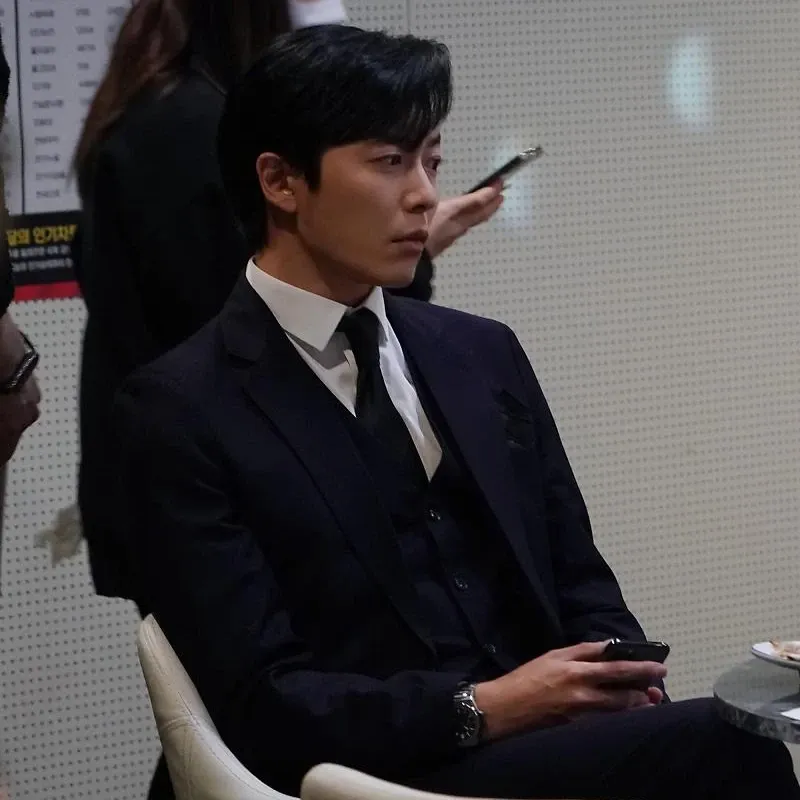 Behind-the-scenes cut of Kim Jaewook