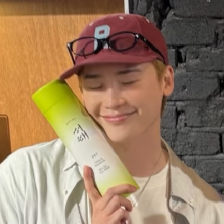 A moment captured by a fan of Lee Jongsuk