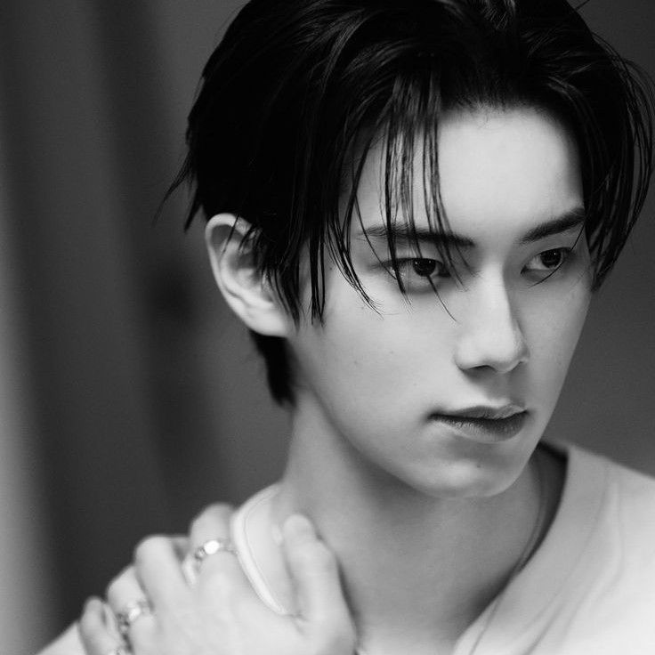 Behind-the-scenes cut of Lee Chaemin