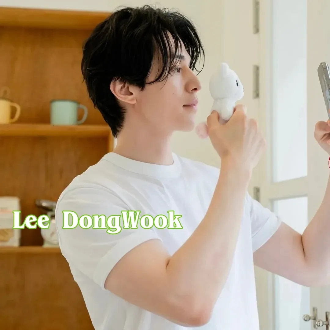 A moment captured by a fan of Lee Dongwook