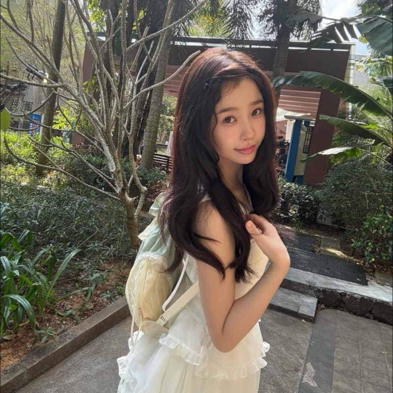 Behind-the-scenes cut of Esther Yu