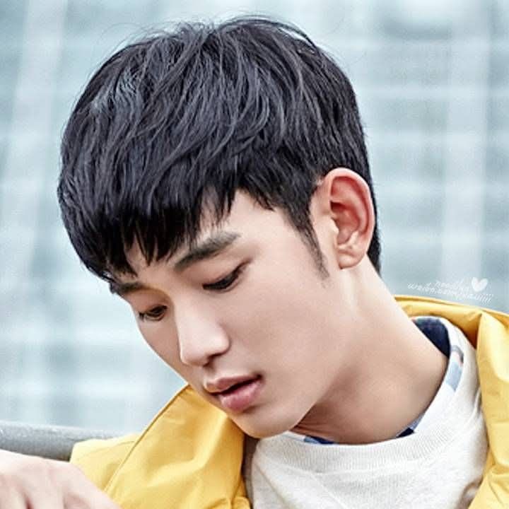 粉絲拍下的金秀賢瞬間