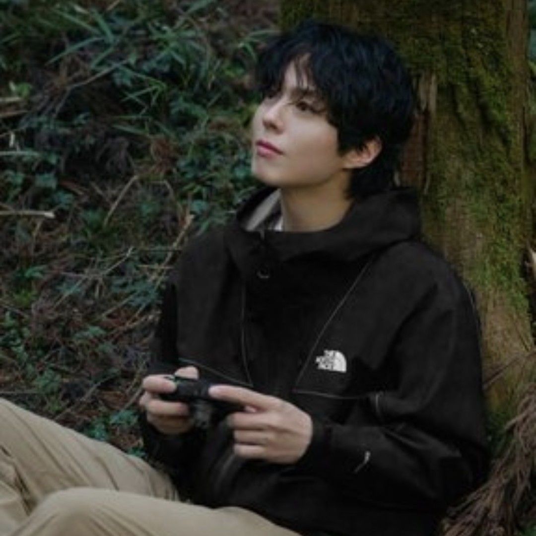 A moment captured by a fan of Park Bogum