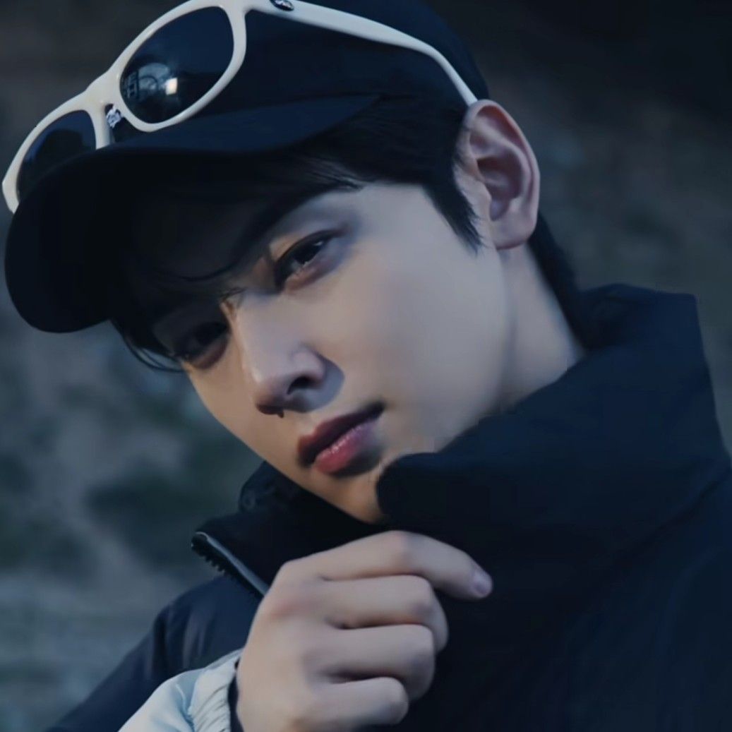 A moment captured by a fan of Cha Eunwoo