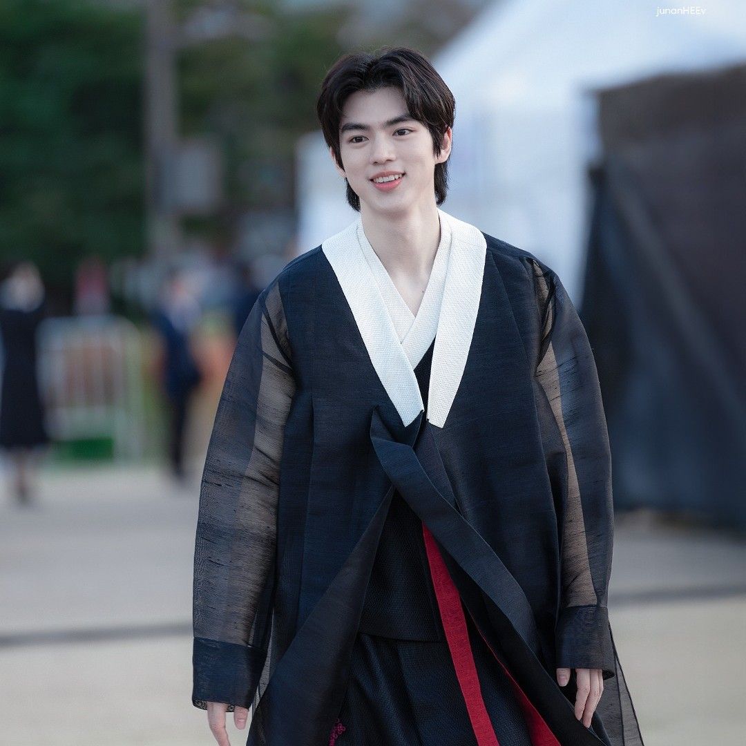 A moment captured by a fan of Cha Junhwan