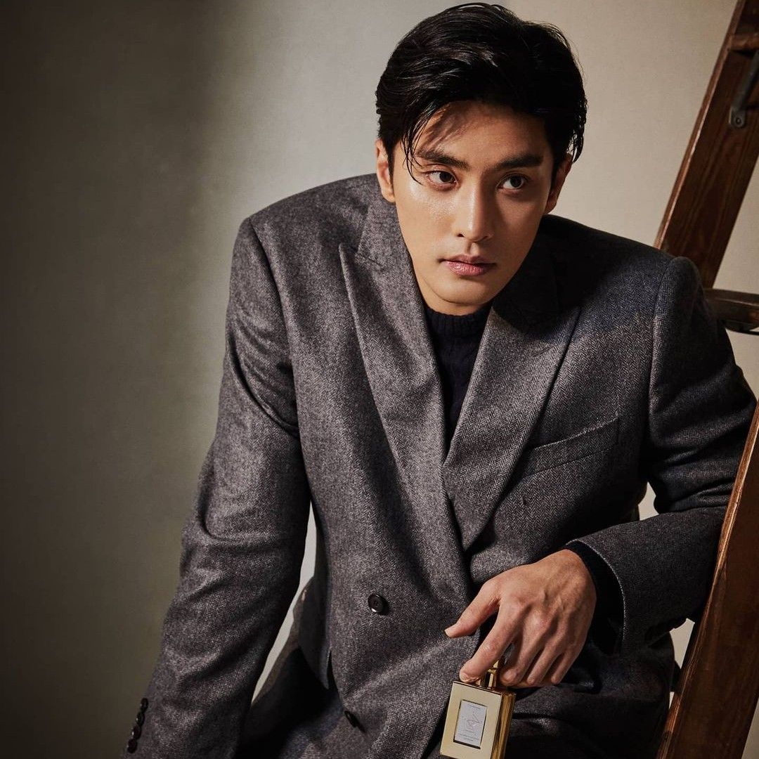Latest photo of Sunghoon