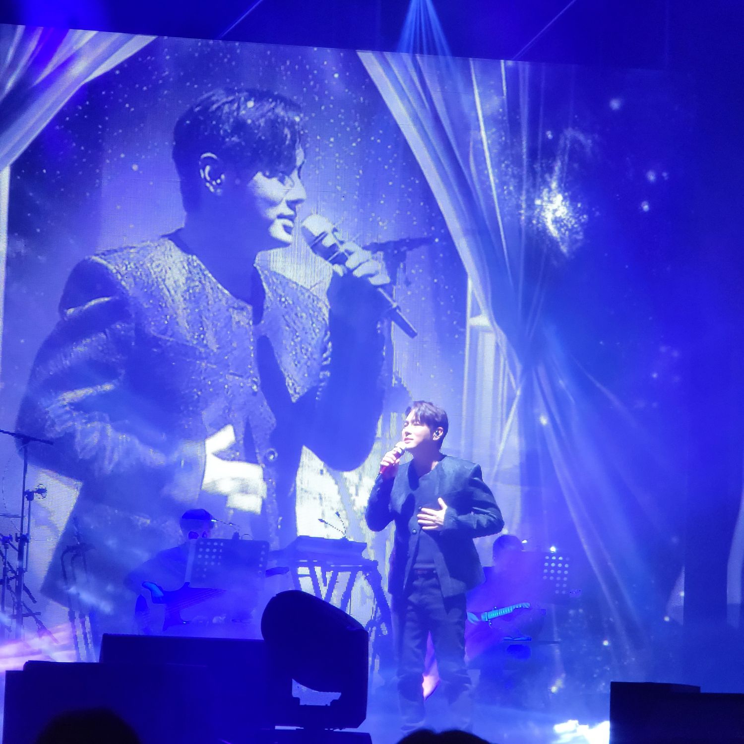 A moment captured by a fan of Hwanhee