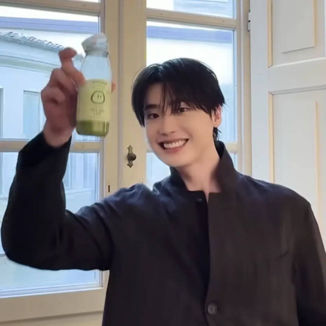 A moment captured by a fan of Lee Jongsuk