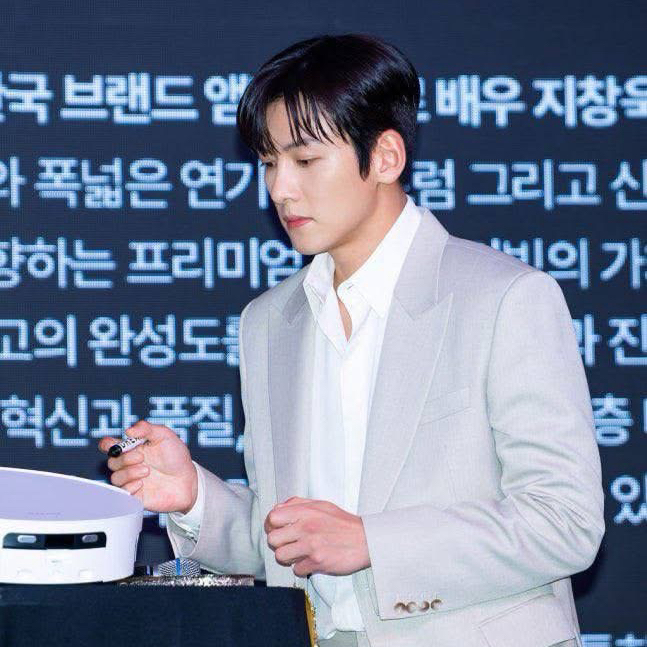Latest photo of Ji Changwook