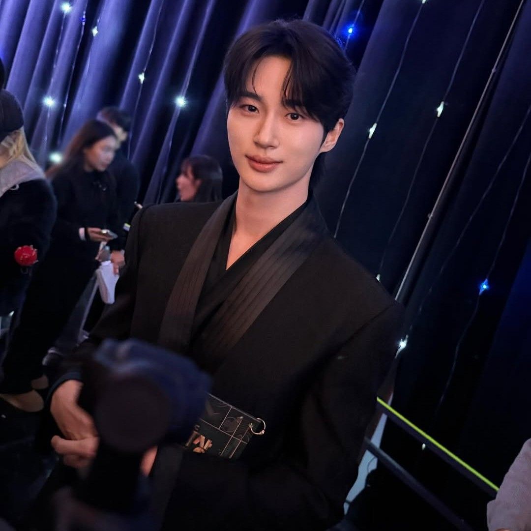 Behind-the-scenes cut of Byeon Wooseok