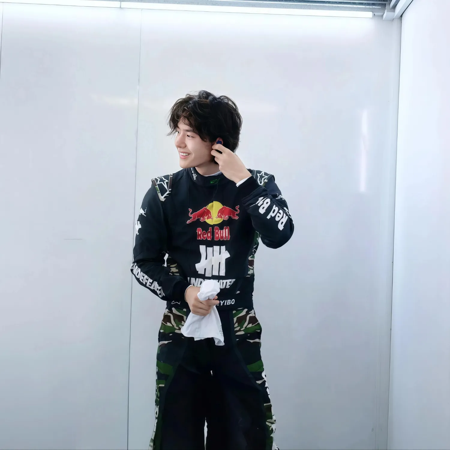 Behind-the-scenes cut of Wang Yibo