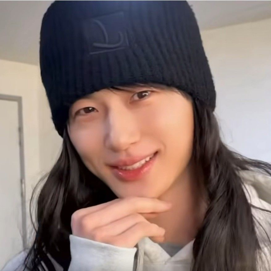 Behind-the-scenes cut of Byeon Wooseok