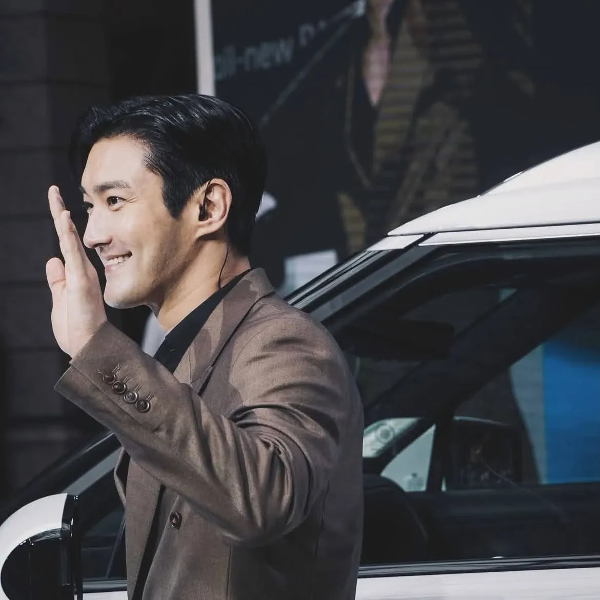 Recent activity shot of Choi Siwon