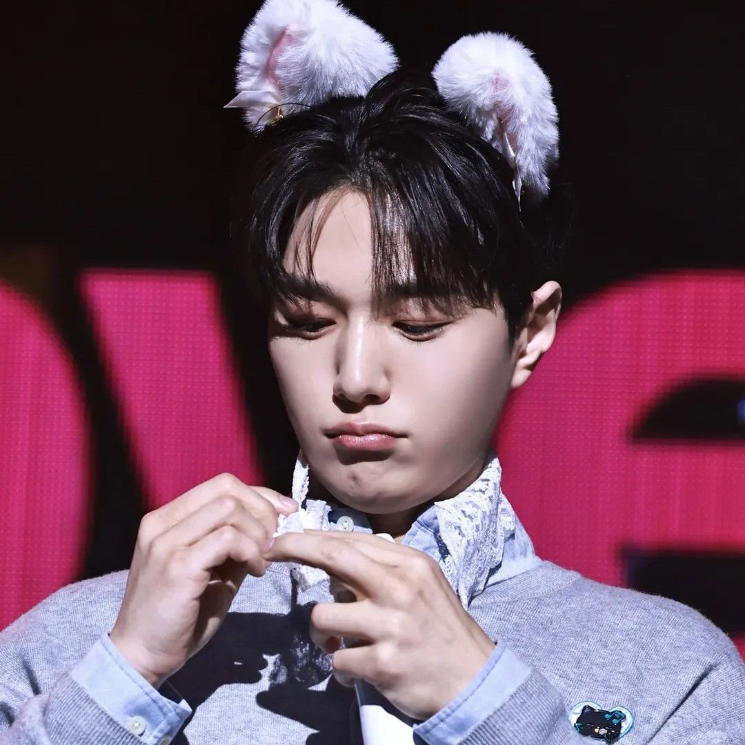 A moment captured by a fan of Kim Myungsoo (L)