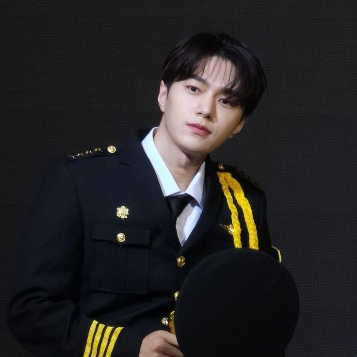 A moment captured by a fan of Kim Myungsoo (L)